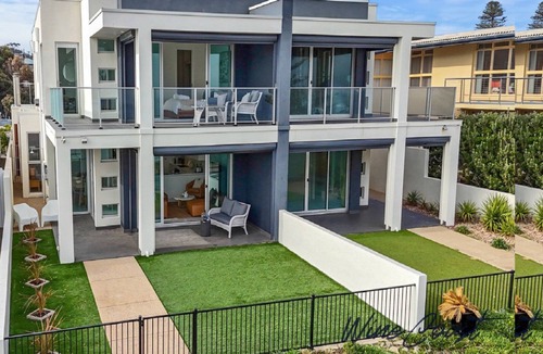 Christies Beach House | Splendour by the Sea by Wine Coast Holidays
