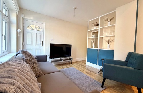 St. Leonard's Apartment | Split Level 2 Double Bedroom Apartment next to Streatham Station