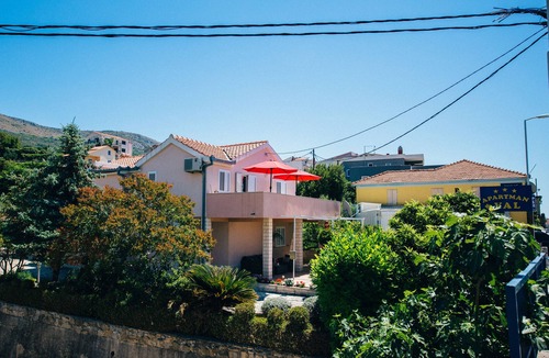 Podstrana Apartment | Split Podstrana: House with garden