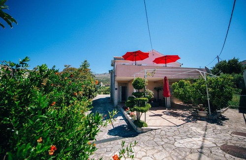 Podstrana Apartment | Split Podstrana: House with garden