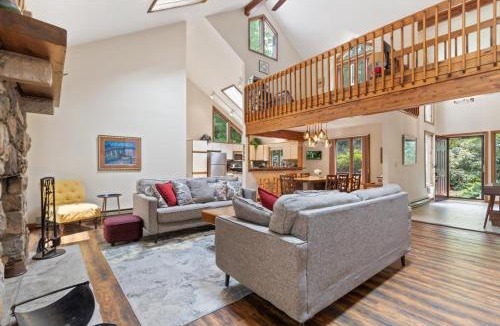 Pocono Pines House | Split Rock Classic Chalet – Game Room & Family Friendly