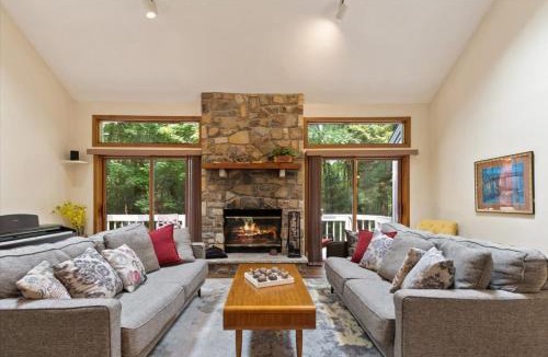 Pocono Pines House | Split Rock Classic Chalet – Game Room & Family Friendly