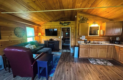 Malletts Bay Cabin | Sportsman's Cabin with Lakeview's and Lake Access.