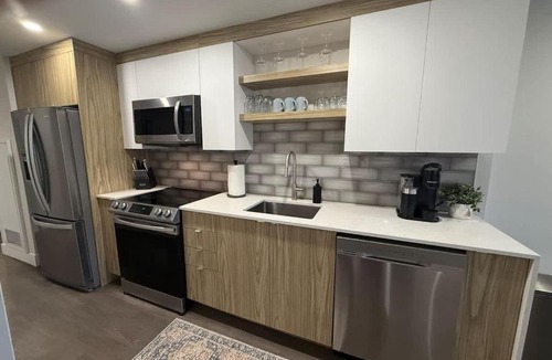 Downtown Halifax Apartment | Spotless vibrant & modern 1 BR with 6 appliances