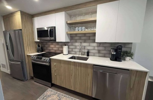 Downtown Halifax Apartment | Spotless, vibrant & modern, 1 BR with 6 appliances