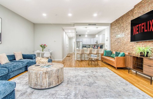 Port Morris Apartment | Sprawling 2BR w King Bed, fast WiFi, 20 minutes to Times Square!