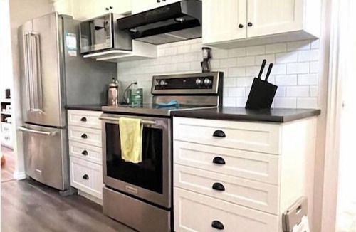 Dunnottar Cottage | Spring bird watching cozy getaway with a wood burning stove. Close to the lake