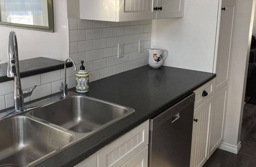 Dunnottar Cottage | Spring bird watching cozy getaway with a wood burning stove. Close to the lake