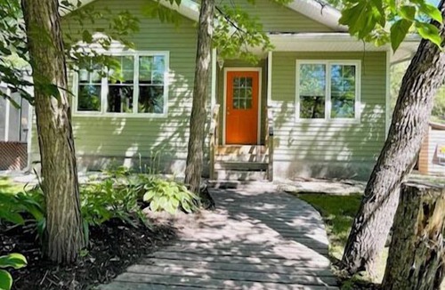 Dunnottar Cottage | Spring bird watching cozy getaway with a wood burning stove. Close to the lake