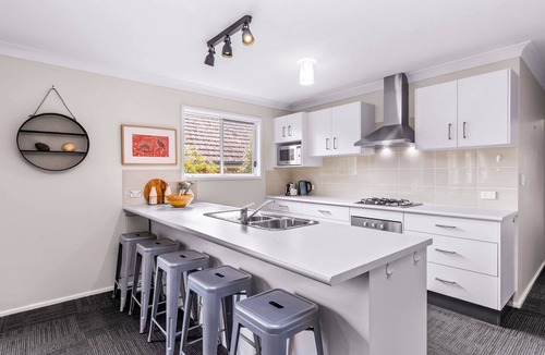 Nowra House | Spring cottage Family 4BR Retreat Walk to Nowra