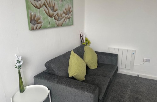 Portswood Apartment | Spring Crescent Apartments - 2 Bed with Garden & Parking, Sleep 6