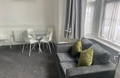 Portswood Apartment | Spring Crescent Apartments - 2 Bed with Garden & Parking, Sleep 6
