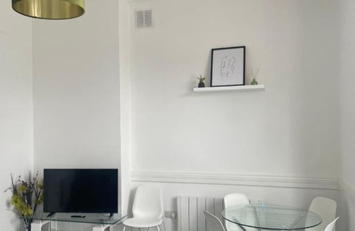 Portswood Apartment | Spring Crescent Apartments - 2 Bed with Garden & Parking, Sleep 6