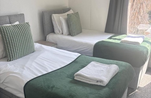 Portswood Apartment | Spring Crescent Apartments - Spacious 1 Bed with Parking, Sleeps 4