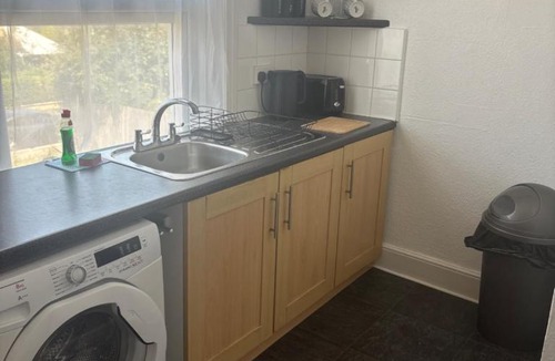 Portswood Apartment | Spring Crescent Apartments - Spacious 1 Bed with Parking, Sleeps 4