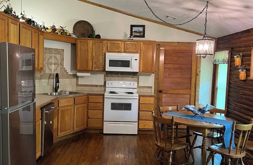 Powell Cabin | SPRING DISCOUNT Charming 3 bedroom log cabin near Bella Vista Ar. Private
