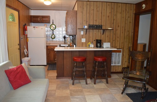 Lakeside Cottage | SPRING & FALL DISCOUNT! One Bedroom Cottage with Private Beach!