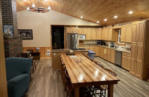 Annapolis Subdivision D House | Spring fed/beautiful sand beach/wifi/New Beds/Firewood/trophy fishing/8 Kayaks