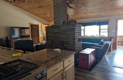 Annapolis Subdivision D House | Spring fed/beautiful sand beach/wifi/New Beds/Firewood/trophy fishing/8 Kayaks