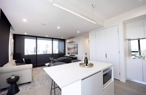 Spring Hill Apartment | Spring Hill: 2BR, 1 CAR close to Brisbane CBD