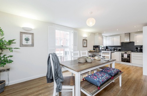 Windsor City Centre Apartment | Spring in Bloom : Windsor 2BR City Centre | Parking and Wifi Inc