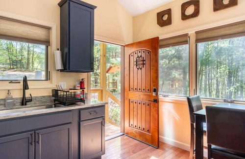 Marshall Cabin | Spring in Mtns Oak Treehouse Near Asheville - Pet Friendly