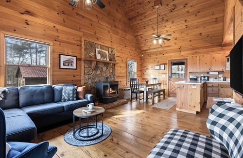 Blue Ridge Cabin | Spring in the Mountains, Hot tub, Arcade, Fire pit