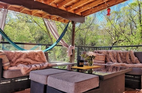 East Hill Condo | Spring is Here! 6ft Tub. Private Deck Bird Sanctuary. Pet Friendly.