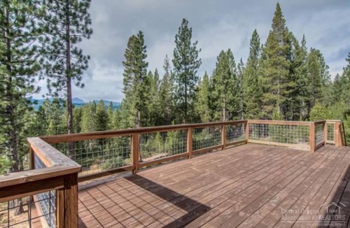 Crescent Cabin | Spring is in the air and summer is fast approaching! Book your summer get away!