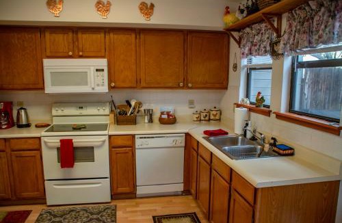 Flagstaff House | Spring Meadows Marvelous & Bright Town Home - Close to Foxglenn Park and Country Club!