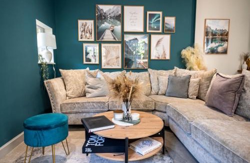 Harrogate Apartment | Spring Mount Huge Luxury Full Apartment- Harrogate Centre-Two extremely comfy Kingsize Bedrooms-Fully equipped Modern Kitchen-Cosy living room with Huge TV