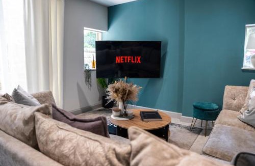 Harrogate Apartment | Spring Mount Huge Luxury Full Apartment- Harrogate Centre-Two extremely comfy Kingsize Bedrooms-Fully equipped Modern Kitchen-Cosy living room with Huge TV