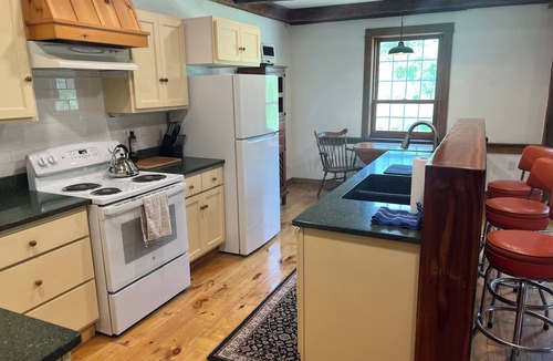 Surry House | Spring Oaks 3-bedroom 2-bath. Pet Friendly!