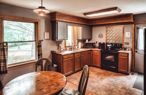 Rockbridge House | Spring Retreat | King Bed | Hot Tub | Forest Views