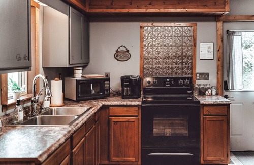 Rockbridge House | Spring Retreat | King Bed | Hot Tub | Forest Views