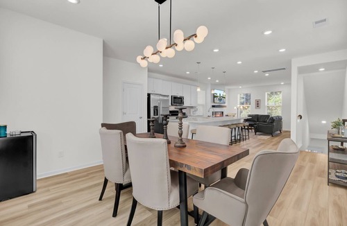 North Charleston House | Spring Sales! Large and Modern Home, 5 min to Park Circle, Pet Friendly