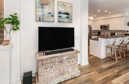 Townsite House | Spring Special 15% Off a Luxury Townhome with Pool & A/C