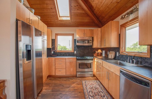 Carova Beach House | SPRING SPECIAL Canal Front ADVANCE WELL WATER Pet Friendly PADDLE BOARD