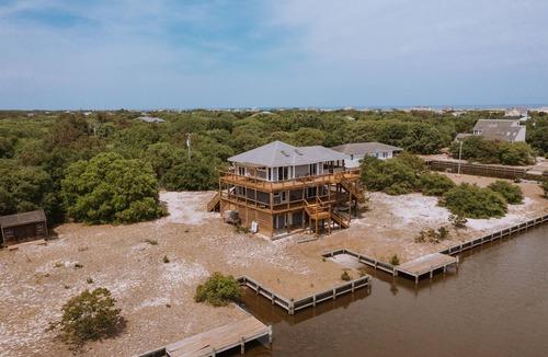 Carova Beach House | SPRING SPECIAL Canal Front ADVANCE WELL WATER Pet Friendly PADDLE BOARD
