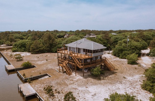 Carova Beach House | SPRING SPECIAL Canal Front ADVANCE WELL WATER Pet Friendly PADDLE BOARD