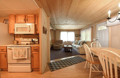 Bridgton Cottage | * SPRING SPECIAL * Charming 3-Bedroom Cottage Overlooking Foster Pond