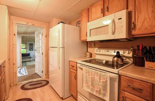 Bridgton Cottage | * SPRING SPECIAL * Charming 3-Bedroom Cottage Overlooking Foster Pond
