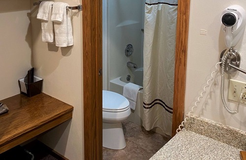 Arena Hotel | Spring Valley Inn
