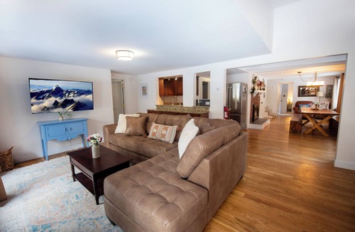 Wilmington House | Spring Vermont Ski House- Salt Hot Tub, Fire Pit, Pets, 10 min to MT Snow