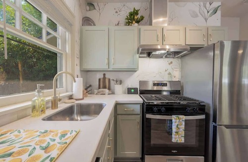 Urban Core House | "Springfield Bungalow" Hot Tub, Golf, Grill