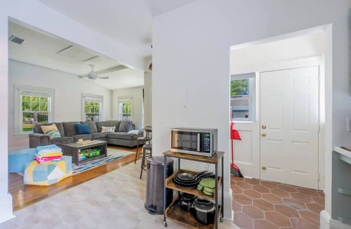 Urban Core House | "Springfield Bungalow" Hot Tub, Golf, Grill