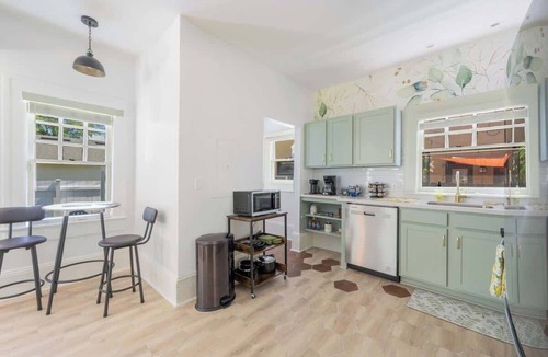 Urban Core House | "Springfield Bungalow" Hot Tub, Golf, Grill