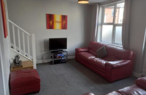 Giltbrook House | Springfield Gardens - 4 Bedroom House, 8 Beds, Close to J26 M1-A52 - Ilkeston - Long Eaton - Nottingham - Derbyshire - 400Mbs WiFi Free Parking!
