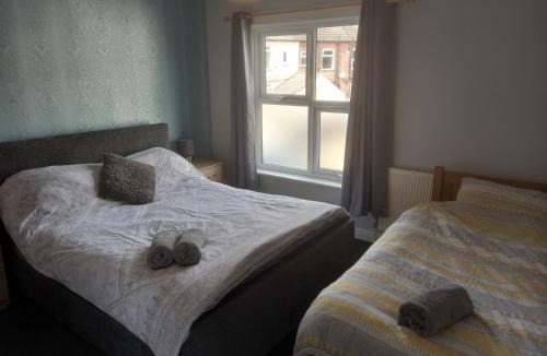 Giltbrook House | Springfield Gardens - 4 Bedroom House, 8 Beds, Close to J26 M1-A52 - Ilkeston - Long Eaton - Nottingham - Derbyshire - 400Mbs WiFi Free Parking!
