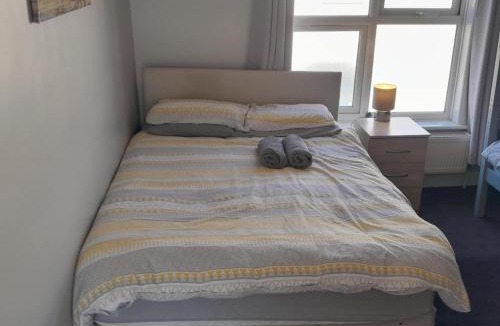 Giltbrook House | Springfield Gardens - 4 Bedroom House, 8 Beds, Close to J26 M1-A52 - Ilkeston - Long Eaton - Nottingham - Derbyshire - 400Mbs WiFi Free Parking!